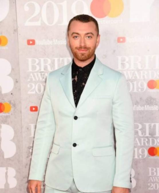 Sam Smith<br/><br/>El cantante británico una vez publicó una foto de su colección de gemas en Instagram. Una fuente le dijo a The Daily Mirror que las compró con la esperanza de que la curación con cristales le traería el amor.<br/>