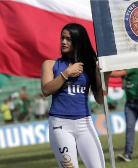 El estadio Yankel Rosenthal ha tenido la presencia de bellas edecanes.