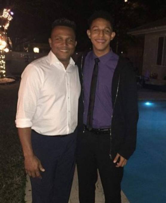 Carlos Pavón se desempeña como comentarista deportivo y disfruta de su familia en Estados Unidos.