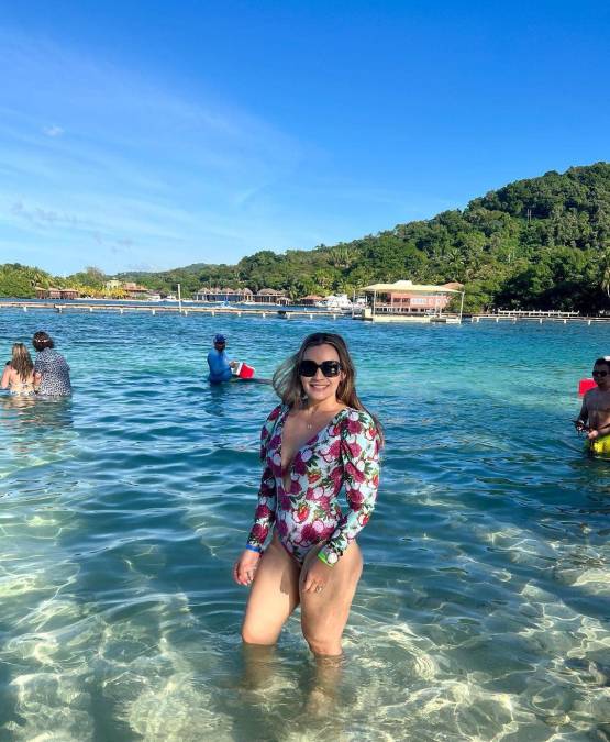 Virginia Varela, pareja sentimental de Emilio Izaguirre, presumió en sus redes sociales varias fotos de lo bien que está disfrutando sus vacaciones en Roatán.