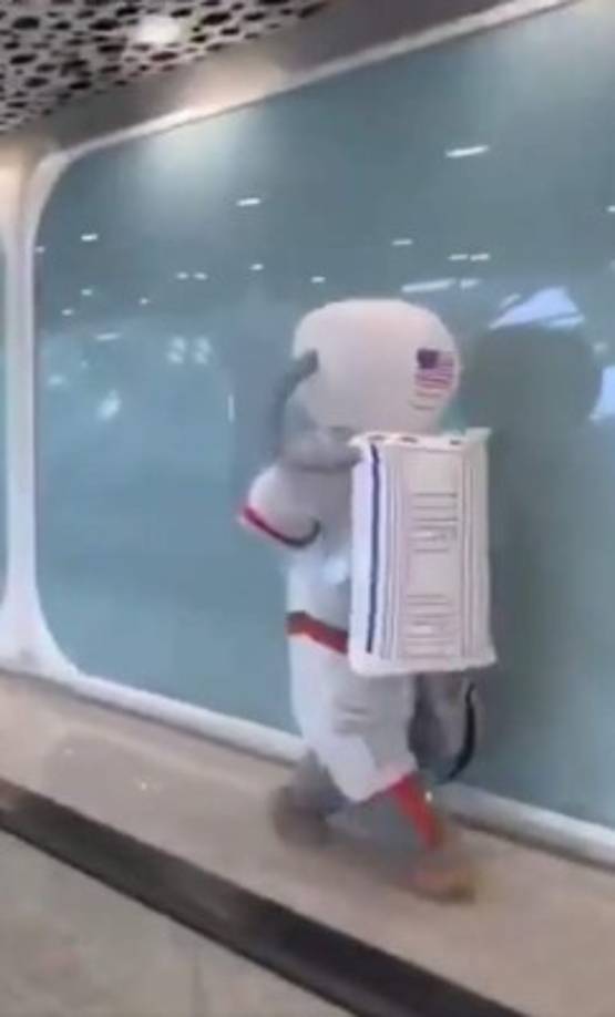 Otro ciudadano se disfrazó de astronauta para ir al aeropuerto de Shanghái a recoger a unos familiares.