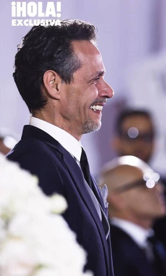  “Nadia se veía deslumbrante con su elegante vestido de encaje de Galia Lahav, cuando Marc la vio por primera vez, lloró y se emocionó”, dijo la fuente a ET. Cortesía: Hola.