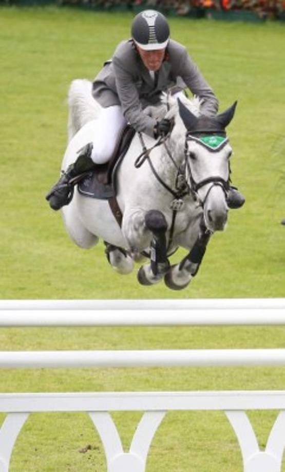 ECUESTRE. Bien instruido. Ludger Beerbaum monta su caballo Chiara mientras salta un obstáculo durante el espectáculo ecuestre CHIO de Aachen, Alemania. Foto: EFE/Friso Gentsch