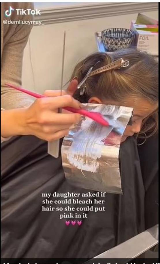 Influencer permite que su hija de 5 años se decolore el pelo y le llueven críticas