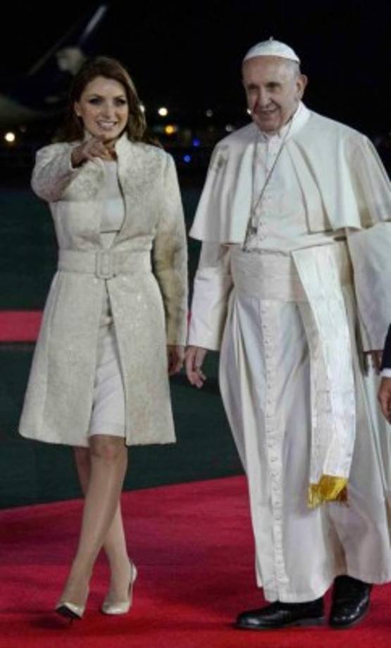 El vestido que lució Angélica Rivera es de crepé color marfil combinado con un abrigo en lana brocada con detalles metalizados en oro pálido y cinturón ancho.