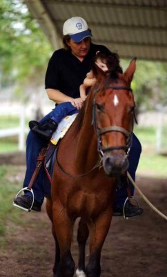 El andar de sus equinos transmite estímulos neurológicos que impulsan el oxígeno y la sangre hasta ciertas zonas del cerebro, con resultados sorprendentes para sus pequeños pacientes, explica la señora Ruiz.