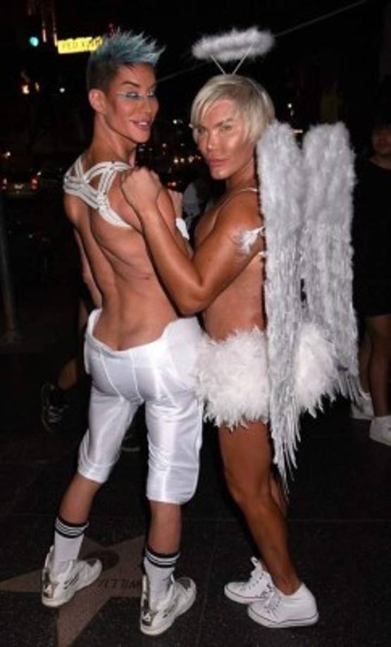 Rodrigo y su amigo Justin Jedlica hicieron su aparición en el Teatro Avalon de Hollywood para una fiesta este jueves. La celebridad apareció vistiendo unas alas y unas Chuck Taylors blancas… y bueno, nada más. Su amigo era una especie de ¿rugbysta? ya no entiendo como funciona Halloween.