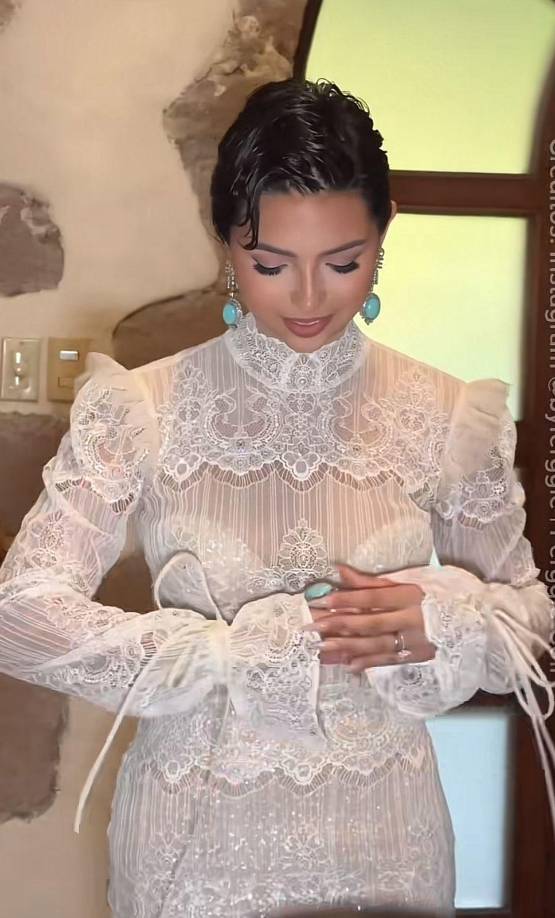 Después, saltó a redes sociales Christian Nodal a compartir fotografías del ¡sí acepto! entre él y Ángela Aguilar.