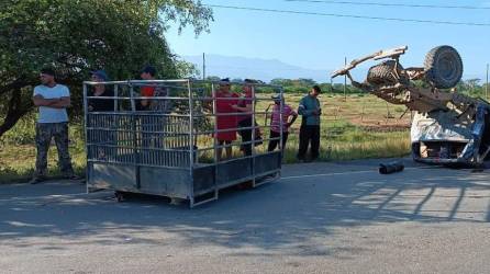 El pick up en el que se transportaban varias personas que resultaron heridas en el accidente quedó volcado.