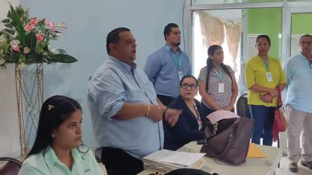 Autoridades de Educación anunciaron a docentes y padres de familia la intervención del colegio 19 de Diciembre de Sonaguera y la suspensión de su director.
