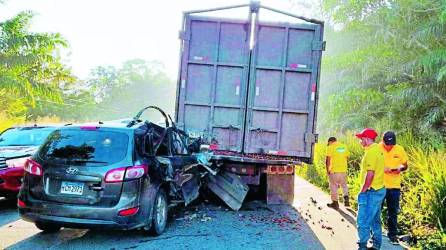 Cinco personas murieron el martes al impactar el vehículo en el que iban con camión.