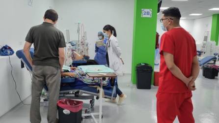 José Manuel Matheu, secretario de Salud, dialoga con pacientes en Nefrocentro.