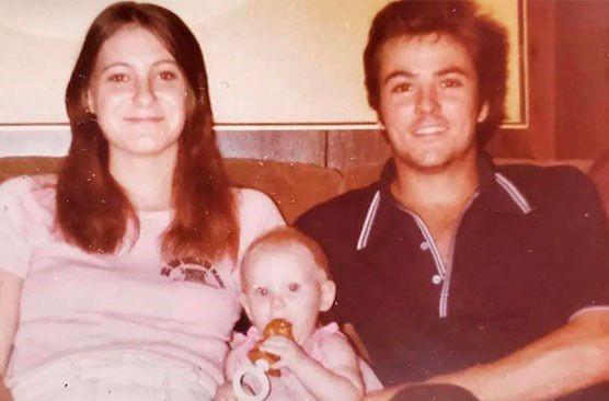 Hallan viva a mujer desaparecida en 1980 tras homicidio de sus padres en EEUU