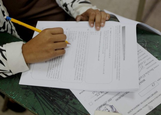 Congreso en contra de que colegios excluyan a estudiantes