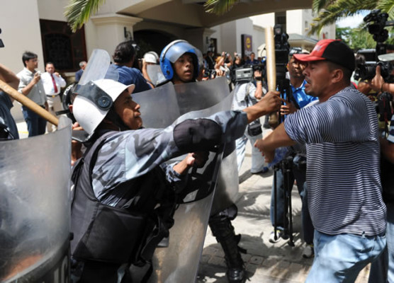 Manuel Zelaya califica de 'debil' a la OEA