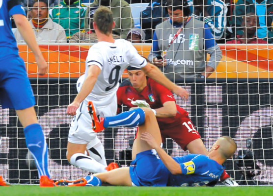 Italia se complica la vida