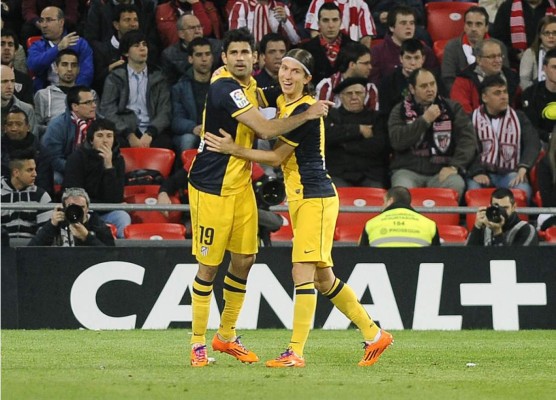 El Atlético aguanta la presión y se mantiene en la punta de la Liga