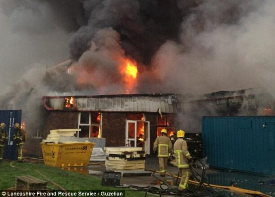 Niños queman universidad en Reino Unido