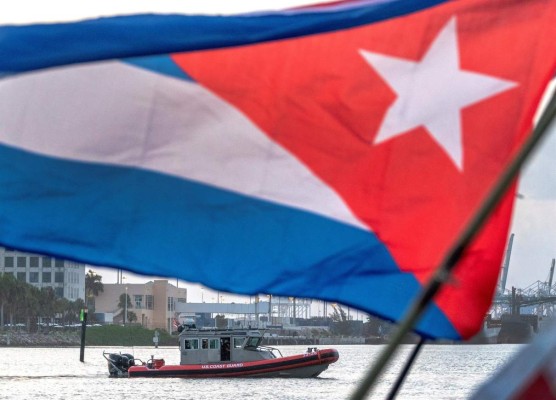 Con retraso y solo cuatro botes, parte de Miami la flotilla de apoyo a Cuba