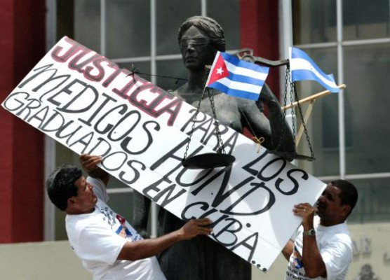 Médicos hondureños egresados de Cuba protestan frente a la Corte