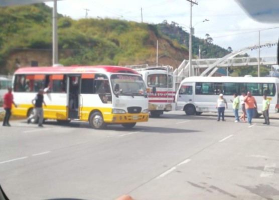 Transportistas se tomaron por varias horas la salida al norte de Tegucigalpa tras la quema de tres buses