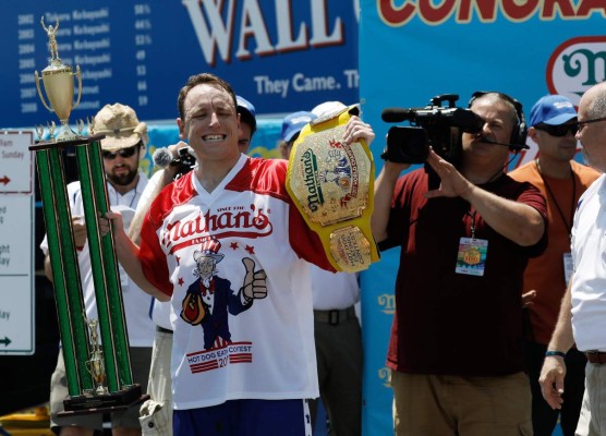 Joey ' Jaws' Chestnut devoró 72 hot dogs en 10 minutos  