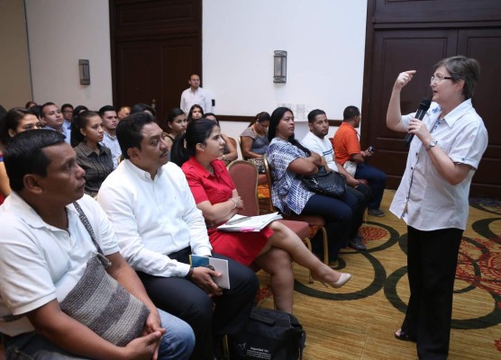 En foro buscan vender productos de presos