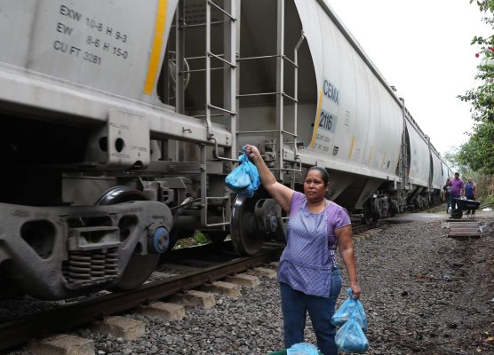 Patronas: Las 12 mexicanas que siguen a La Bestia para alimentar a los migrantes hondureños