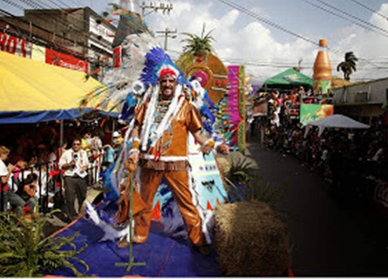 Eduardo Zablah, con exótico plumaje durante el desfile de La Ceiba