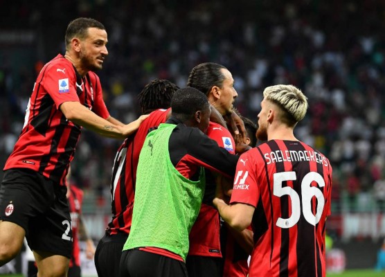 AC Milans Swedish forward Zlatan Ibrahimovic (C) celebrates with teammates after scoring during the Italian Serie A football match between AC Milan and Lazio at The San Siro Stadium in Milan, on September 12, 2021. (Photo by Isabella BONOTTO / AFP)