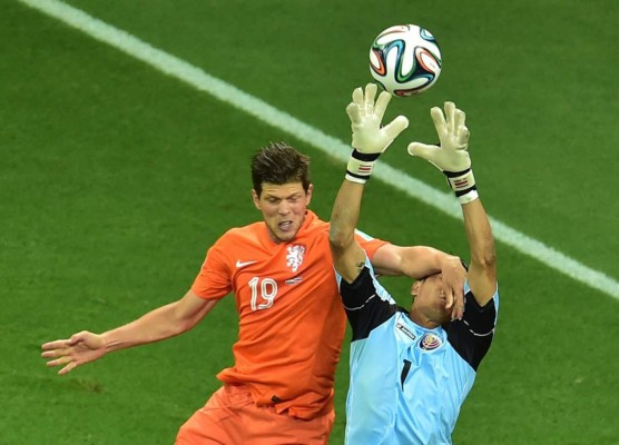 Un inmenso Keylor Navas capoteó el vendaval holandés