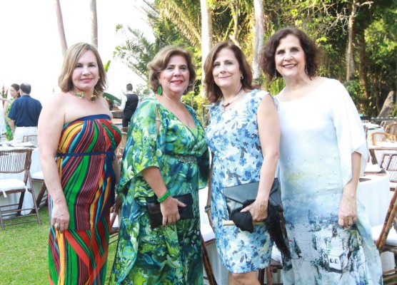 Andrea Handal y Roberto Álvarez firman acta de boda civil