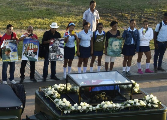The urn with the ashes of Cuban leader Fidel Castro arrives at the Santa Ifigenia cemetery in Santiago, Cuba on December 4, 2016.The ashes of late Cuban leader Fidel Castro were taken on Sunday to be laid to rest at a cemetery in the eastern city of Santiago de Cuba. / AFP PHOTO / RODRIGO ARANGUA