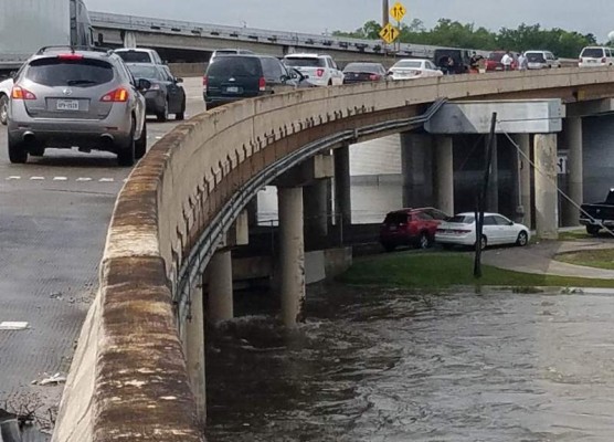 Bella Hernández muestra cómo las aguas han crecido afectando el tráfico.