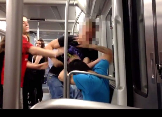 Video: Neonazis agreden a un asiático en el metro de Barcelona