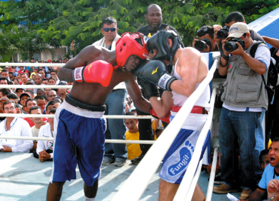 'Muñeco” González se exhibe ante su público