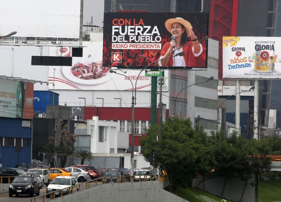 PER18. LIMA (PERÚ), 03/06/2016.- Imagen de un cartel de Keiko Fujimori de la candidata de la segunda vuelta de las Elecciones Generales 2016 hoy, viernes 3 de junio de 2016, en Lima (Perú). La campaña electoral en Perú con miras a la segunda vuelta presidencial entre Keiko Fujimori y Pedro Pablo Kuczynski llega hoy a su fin con la prohibición a partir de mañana de la propaganda y la entrada en vigencia de la ley seca, que restringe la venta de bebidas alcohólicas. EFE/MARTIN ALIPAZ