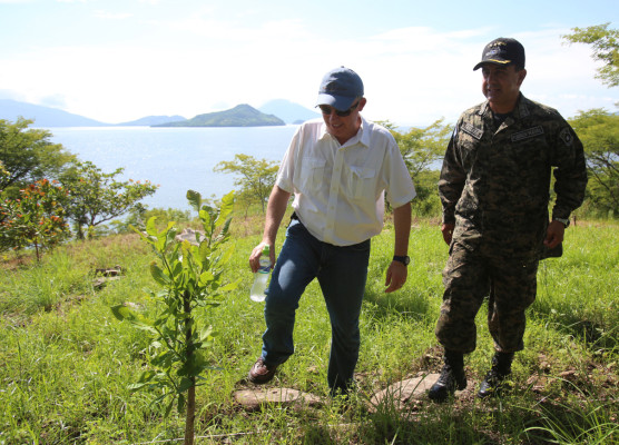 Honran a la patria en la isla Conejo