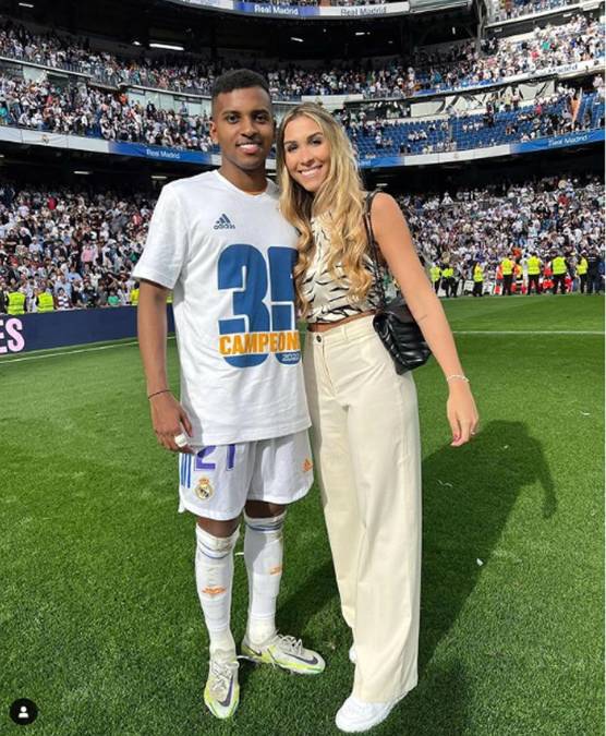Luana Atik Lopes - La novia de Rodrygo Goes no se perdió la oportunidad de celebrar en la cancha con el futbolista brasileño.