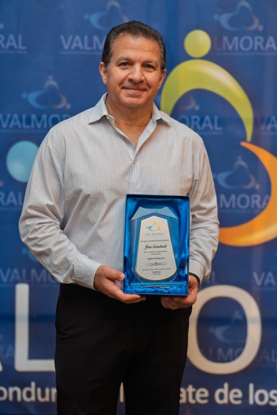 Jesús Canahuati posa con su reconocimiento luego de su magistral ponencia.