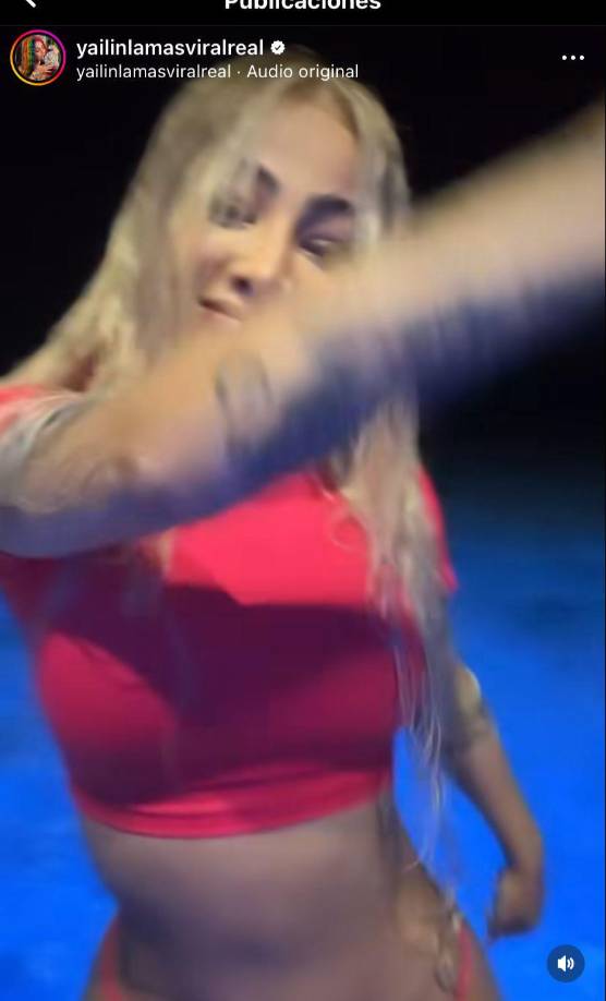 Asimismo luce su cabello largo y suelto. 