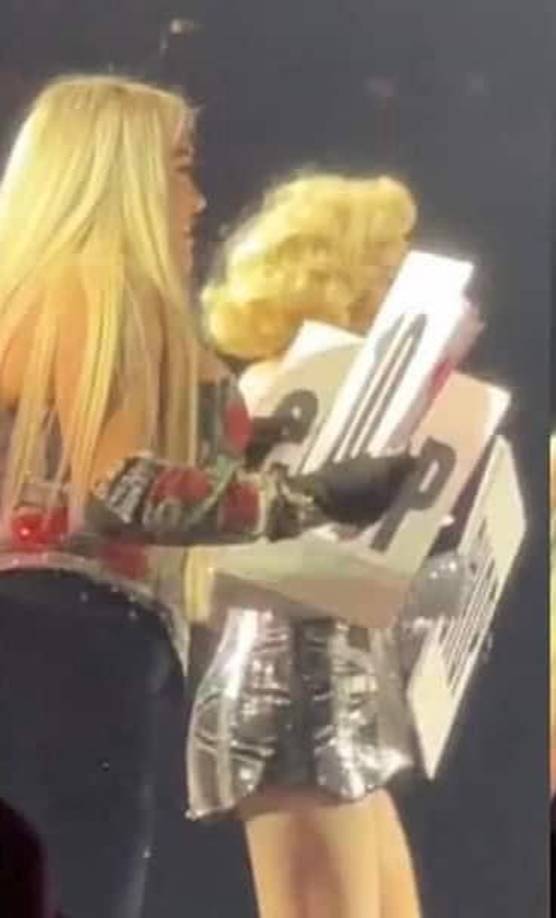 Situación que según algunos molestó a la cantante. 