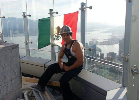 Obreros cuelgan bandera de México en Torre Trump