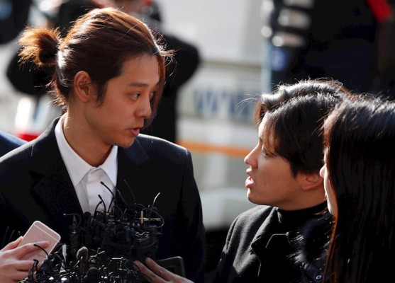 Dos estrellas de K-pop sentenciados a prisión por violaciones en grupo