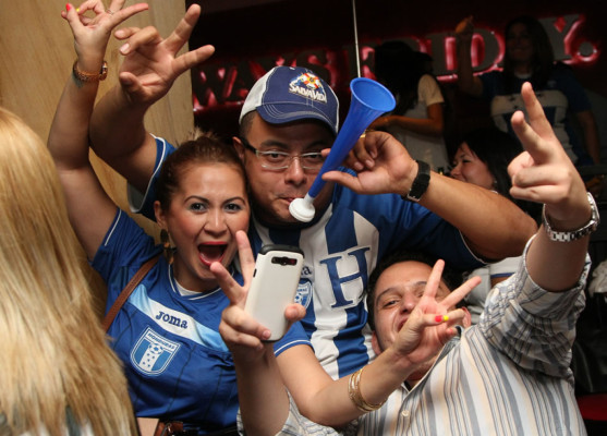 Así celebraron los hondureños el Aztecazo ante México