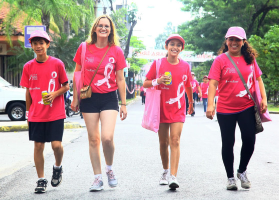 Caminan de rosa contra el cáncer de mama en San Pedro Sula