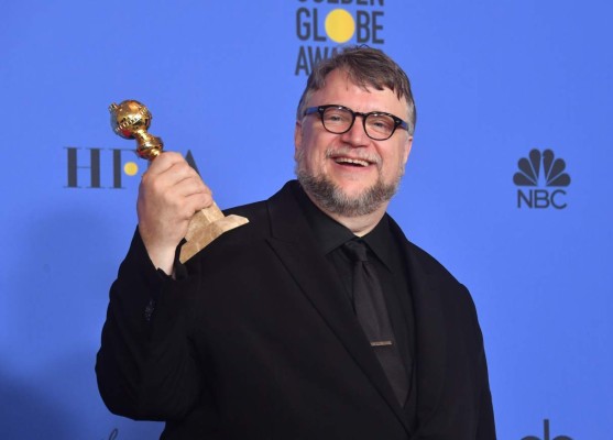 TOPSHOT - Director Guillermo del Toro poses with the trophy for Best Director - Motion Picture during the 75th Golden Globe Awards on January 7, 2018, in Beverly Hills, California. / AFP PHOTO / Frederic J. BROWN