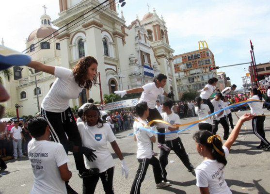 Colorida fiesta cívica en honor a Honduras