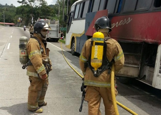 Bomberos controlan incendio en bus interurbano