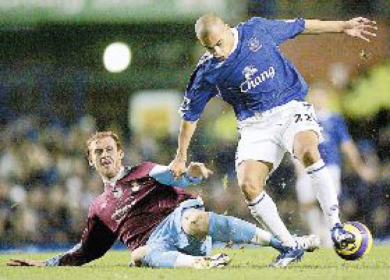 Manchester no pierde el paso